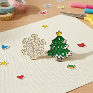 Placa Clásica <span class=keywords><strong>de</strong></span> Aleación Navideña con Santa Claus, Árbol <span class=keywords><strong>de</strong></span> Navidad y <span class=keywords><strong>Muñeco</strong></span> <span class=keywords><strong>de</strong></span> <span class=keywords><strong>Nieve</strong></span>, Insignia Metálica Fundida a Presión, Galvanizada e Impresa Digitalmente - Product Image 2