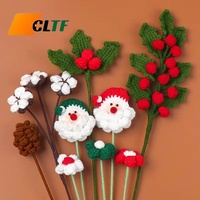 Fleurs de Noël au crochet faites à la main en gros, avec têtes de Père Noël, motifs floraux, houx, baies rouges, cône de pin en coton et tiges longues 2026