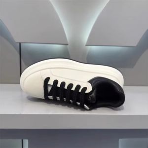 Zapatillas deportivas personalizadas de corte bajo para hombre y mujer, antideslizantes, con suela plana, con cordones, ligeras, transpirables, modernas, para correr y caminar. - Product Image 5