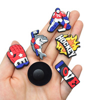 Accessoires de chaussures de hockey sur glace très demandés et boucles de chaussures en PVC à motif géométrique couleur équipe pour la saison de football et la décoration des chaussures