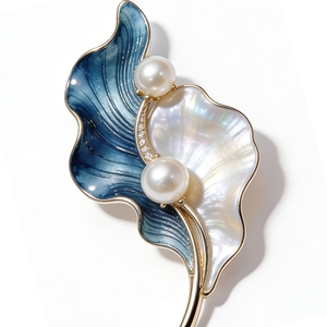 [Salon international de bijoux de Hong Kong] Broche asymétrique en émail Azure Ripple avec perle d'eau douce et nacre - Product Image 2