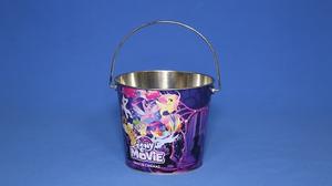 Cubo <span class=keywords><strong>de</strong></span> palomitas <span class=keywords><strong>de</strong></span> maíz DADI 1.8L Cinema para envasado <span class=keywords><strong>de</strong></span> alimentos, tapa con asa <span class=keywords><strong>de</strong></span> transporte <span class=keywords><strong>de</strong></span> 85oz con diseño en relieve, Cubo <span class=keywords><strong>de</strong></span> lata <span class=keywords><strong>de</strong></span> palomitas <span class=keywords><strong>de</strong></span> maíz, <span class=keywords><strong>prueba</strong></span> FDA - Product Image 6