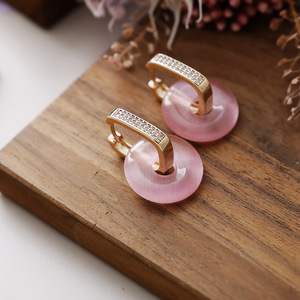 Boucles d'oreilles Huggie en forme de donut avec pierre blanche en cristal, plaqué or, cuivre et zircon, bijoux de mode pour le quotidien - Product Image 5