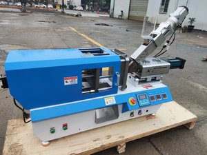 เครื่องฉีดพลาสติกขนาดเล็ก IPM15T แบบสัมผัสด้วยมือ อัตโนมัติ ตั้งโต๊ะ รุ่นใหม่ ดีไซน์ทันสมัย IPM15t Mini Injection Mol - Product Image 2
