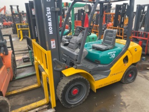 Bon prix, chariot élévateur Komatsu 30 d'occasion d'origine japonaise, haute performance, 3 tonnes, pour travaux de construction, en stock. - Product Image 1