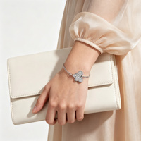 Bracelet pour femme en argent sterling 925 haut de gamme, élégant bracelet jonc avec des breloques serties de zirconiums cubiques tendance