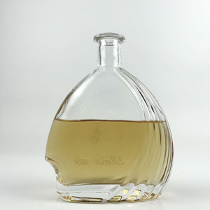 Bouteille en verre de whisky gravée en forme de coeur spécial cristal haut - Product Image 4