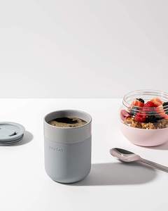 | En déplacement | Tasses à café personnalisées minimalistes en céramique réutilisables Cup Porter avec couvercle manchon de protection en silicone, blush 12 onces - Product Image 4