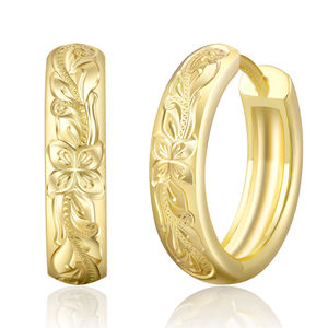 Joyería Hawaiana al Por Mayor Plata de Ley 925 Chapada en Oro de 14k Regalo para Mujer y Hombre Set de Pendientes de Aro Tipo Huggie con Flor Hawaiana Negra de 15mm - Product Image 1