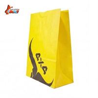 Sacs en papier jaunes personnalisés avec logo et design de marque, fond plat, pour emballage de marchandises en magasin de détail