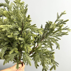 กิ่งไม้ประดิษฐ์สีเขียวยาว 55 ซม. แบบสัมผัสเหมือนจริง ขายส่ง กิ่งต้นไม้ปลอม กิ่งสนนอร์ฟอล์กประดิษฐ์ สำหรับตกแต่งพวงหรีดคริสต์มาส - Product Image 3