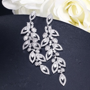 Boucles d'oreilles de mariée en forme de feuille en zircon cubique plaqué or luxueux Lacole EP2144, bijoux pour femmes 2023 - Product Image 6