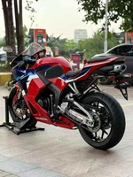Moto sportive Honda CBR600RR 600cc à quatre cylindres en ligne à essence pour les pilotes confirmés et les amateurs de piste