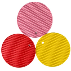 Tapete de Silicona de Grado Alimenticio, Antideslizante, Resistente al Calor, Ecológico, con Diseño de Panal de Abeja, Redondo, de 18 cm de Diámetro, Colorido - Product Image 1