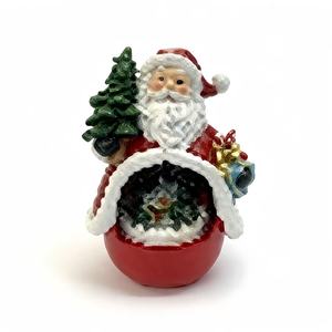 En stock : Ornement de Noël en résine Père Noël, mini scène de village de Noël avec arbre et boîte cadeau, décoration de table pour la maison - Product Image 1