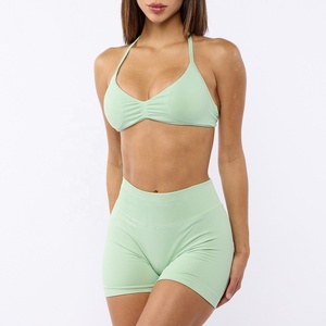 Completo Sportivo <span class=keywords><strong>da</strong></span> <span class=keywords><strong>Donna</strong></span> <span class=keywords><strong>Taglie</strong></span> <span class=keywords><strong>Forti</strong></span> con Logo Personalizzato, Top Halter Arricciato e Pantaloncini Traspiranti per Yoga e Fitness - Product Image 3