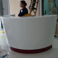 Bureau moderne à moitié rond réception en pierre artificielle comptoir de caisse incurvé pour hôtels salon de beauté clinique spa réception