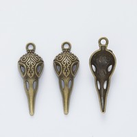 Colgante de aleación con diseño de calavera de cuervo en filigrana y cabeza de pájaro de pico largo para collar gótico de lector de tarot