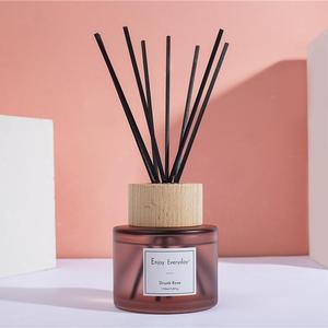 110ML ホットセール アロマディフューザー 木製蓋 フロスト加工 異なる色のガラス瓶 カスタマイズ リードディフューザーセット - Product Image 1