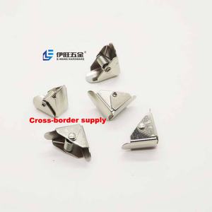 Clips porte-badges triangulaires en métal de petite taille pour bureau, vente en gros de l'usine YIWANG - Product Image 1