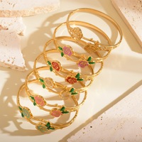 Bracelet à fermoir à pression pour femme, style navetteur, en tungstène plaqué or 18 carats, motif double fleur, luxe léger, pour le quotidien
