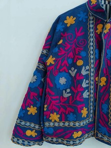 Chaqueta Azul de Terciopelo con Bordado Suzani Estilo Indio, Kimono Unisex de Invierno, Chaqueta Tipo Duster, Regalo para Damas de Honor, Venta al Por Mayor en India - Product Image 6