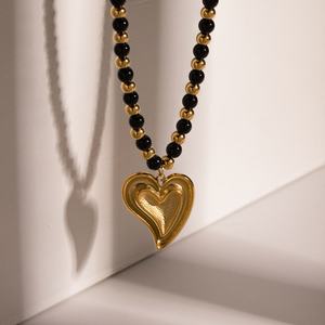 Nuevo Collar Europeo y Americano con Colgante de Corazón Tridimensional en Acero Inoxidable y Oro de 18K con Cuentas de Ágata Negra - Product Image 3