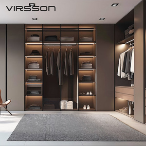 Système de dressing moderne gris taupe, armoire ouverte, étagères à chaussures, chaise couleur <span class=keywords><strong>cognac</strong></span>, design personnalisé avec éclairage LED - Product Image 1