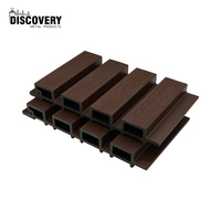 Panneaux muraux extérieurs en WPC co-extrudé durables et élégants, revêtement mural extérieur en composite à grain de bois