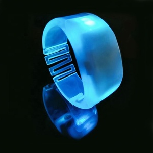 Bracelets LED avec logo personnalisé, 2 LED, 15 couleurs, portée de 400 m, autonomie de la batterie de 4 à 6 heures, pour concerts/mariages/fêtes - Télécommande - Product Image 4