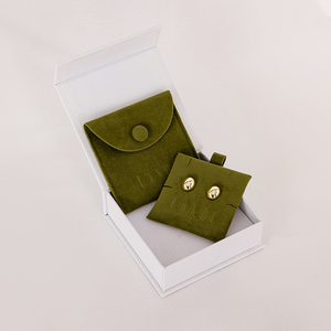 Sacs à bijoux en velours vert avec logo personnalisé, pochettes de rangement en forme d'enveloppe, petites mini pochettes en velours suédé pour bijoux, sacs cadeaux avec bouton - Product Image 2