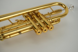 <span class=keywords><strong>Trompeta</strong></span> en Clave <span class=keywords><strong>de</strong></span> Do, <span class=keywords><strong>de</strong></span> Latón, con Acabado Electroforético Dorado, 3 Pistones <span class=keywords><strong>de</strong></span> Acero Inoxidable, Instrumento <span class=keywords><strong>de</strong></span> <span class=keywords><strong>Viento</strong></span> Duradero para Principiantes - Product Image 6