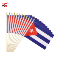 Drapeau cubain miniature à agiter à la main avec mât en plastique pour défilés, événements sportifs et décorations de fête
