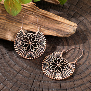 Boucles d'oreilles pendantes vintage en alliage à motif floral, plaqué bronze antique, pour femmes - Product Image 1