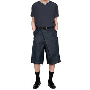 กางเกงยีนส์ขาสั้นทรงเอไลน์แบบโอเวอร์ไซส์ รุ่นคัสตอมสีเข้มฟอก ทรงแบ็กกี้จีบระบายแบบอสมมาตร สำหรับทั้งชายและหญิง - Product Image 3