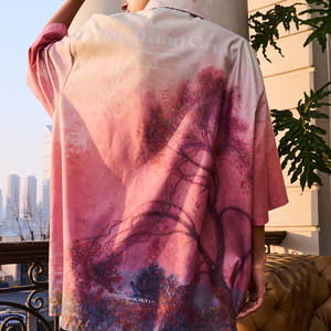 Ropa de calle de tendencia de verano para hombre camisa rosa de satén de manga corta con estampado de pintura al óleo de dibujos animados sueltos de media manga - Product Image 6