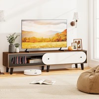Meuble TV coulissant style Mid-Century, finition noyer, console multimédia avec portes crème et noires, design panneau, gestion des câbles pour salon