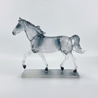 Statue de cheval en résine transparente personnalisée OEM ODM, sculpture animale aspect cristal sur mesure pour décoration de bureau, maison, hall d'hôtel, cadeaux