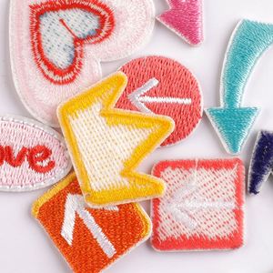 Parches Termoadhesivos Mini de Bordado con Diseños de Amor, Sonrisa, Flecha, Estrella y Corazón para Decoración de Etiquetas de Equipaje y Bolsos - Product Image 2