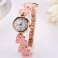 Montres pour femmes avec trèfle à quatre feuilles Vintage Simple Casual Ladies Wristwatch Creative Round Watches