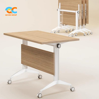 Table de formation pliable à roulettes avec plateau en bois grainé et cadre blanc pour salles de réunion et bureaux de formation