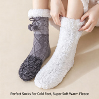 Chaussettes douillettes unisexe à hauteur mi-mollet, doublées en sherpa, en peluche, thermiques d'hiver, avec semelle antidérapante, à blocs de couleur et pompon, confortables pour l'intérieur, type pantoufle, vente en gros OEM
