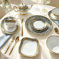 Assiette en céramique bleu méditerranéen avec bordure dorée électro-plaquée, design baroque en relief, passe au lave-vaisselle, vaisselle de luxe pour mariage et banquet