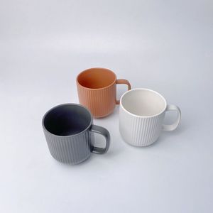 Taza de café de cerámica de porcelana fina estilo americano de 11oz y 12oz con asa, marca Jiusi, sostenible, para regalo y hogar, muestra gratuita al por mayor - Product Image 1