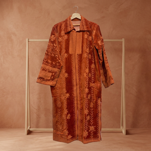 Manteau long en velours orange rouille fait main sur mesure avec applique motif floral orange ton sur ton en forme de vigne – Vente en gros - Product Image 2
