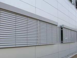 ستائر ألومنيوم أفقية كهربائية مخصصة بتصميم عصري للنوافذ الخارجية - للحماية من الشمس والتهوية - Product Image 6