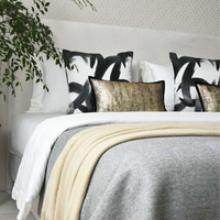 Coussin en polyester tissé de précision, motif calligraphie chinoise noir et blanc, éclat métallique subtil pour aménagement intérieur, approvisionnement en gros