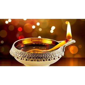 Lampe à huile indienne en laiton PARIJAT HANDICRAFT, modèle Kuber, fonctionnant au carburant, dorée, pour Puja, Diya, éclairage de Diwali, design Art Déco. - Product Image 2