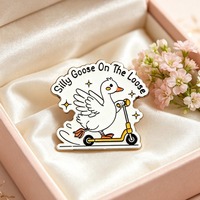 Broche Mignonne Oie Amusante en Alliage de Zinc, Motif Oie Dessin Animé sur Trottinette, Accessoire Thème Animal Amusant pour Sac à Dos, Décoration de Vêtements, Cadeau