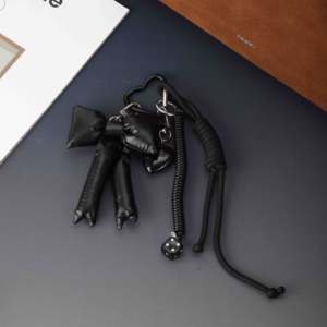 พวงกุญแจสไตล์โกธิคสุดเท่ห์ พร้อมจี้รูปโบว์สีดำ 3 มิติ ขนฟู ร้อยเชือกแบบปม ลูกเต๋า และตัวล็อคแบบหัวใจ - Product Image 5